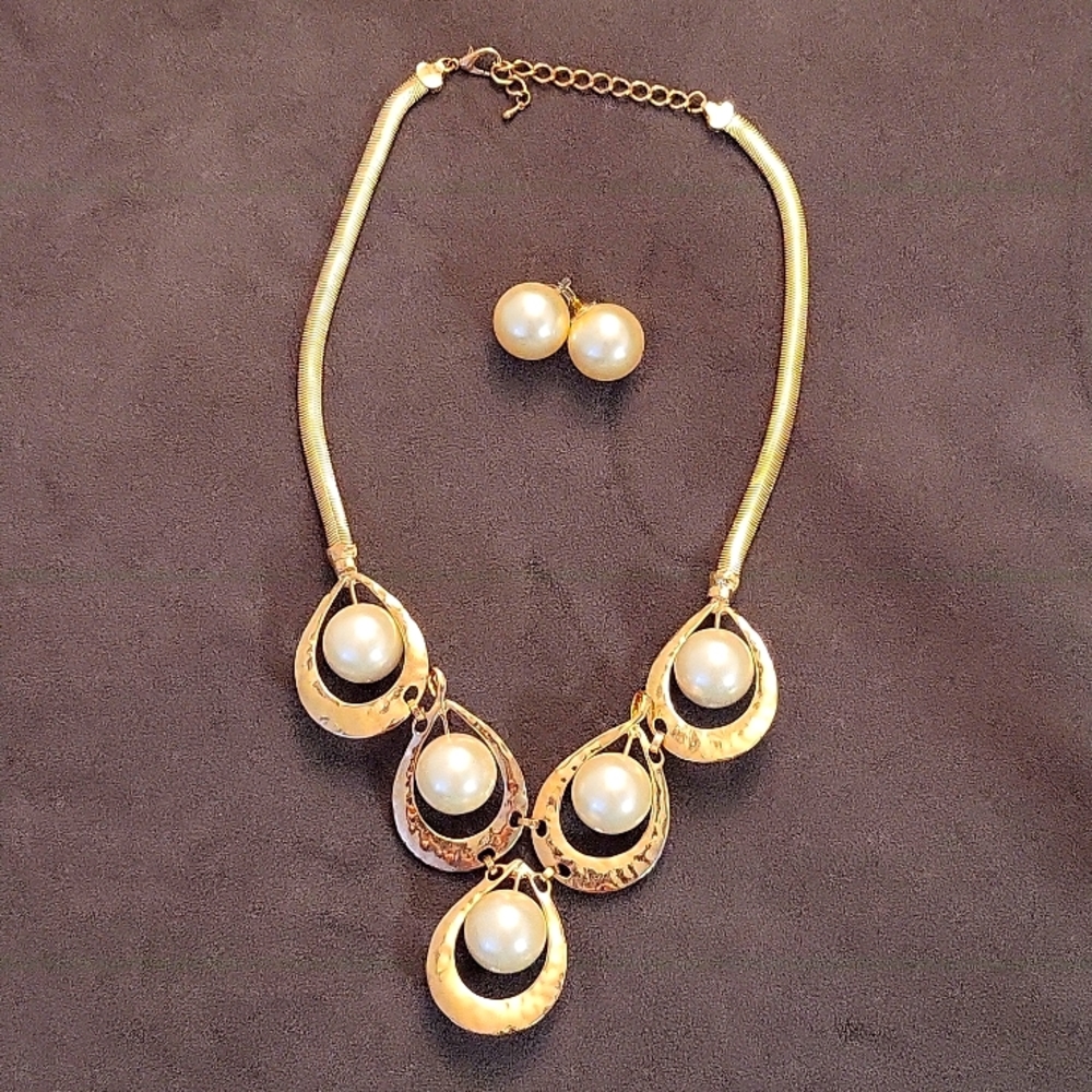 Jumbo faux pearl necklace & earrings set